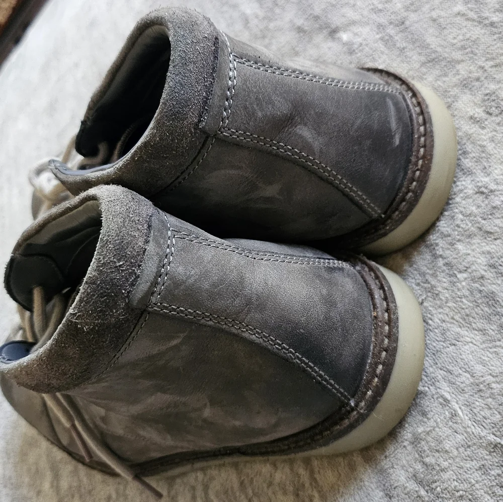 Clarks Collection men's gray leather cap toe chukka boots Size 10M